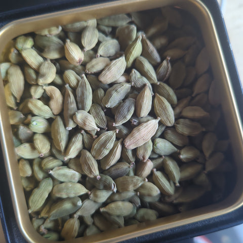 Whole Green Cardamoms per 10g BBE:FEB23